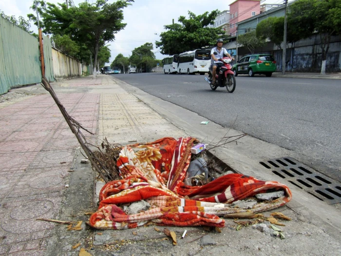 Cần đậy nắp hố ga