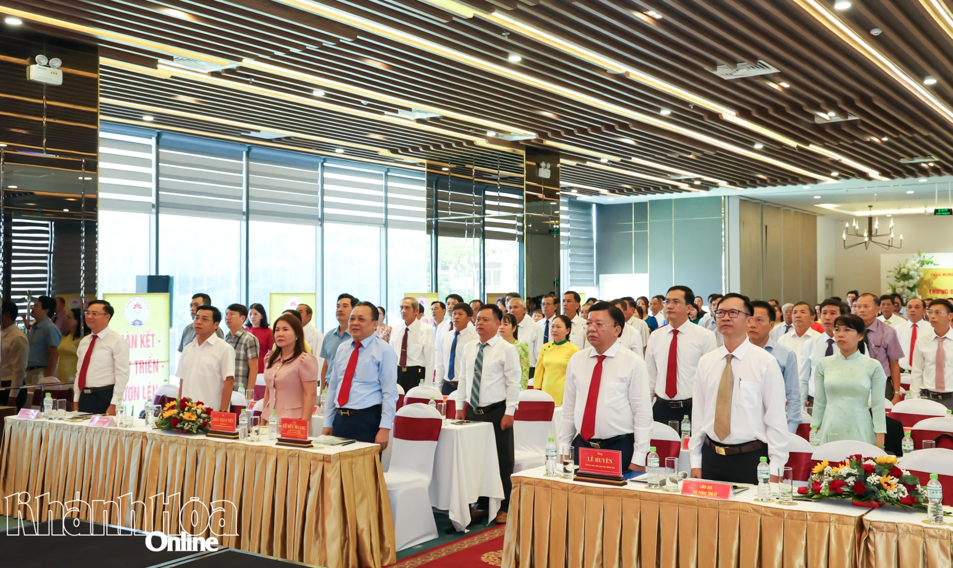 Các đại biểu chào cờ tại buổi lễ