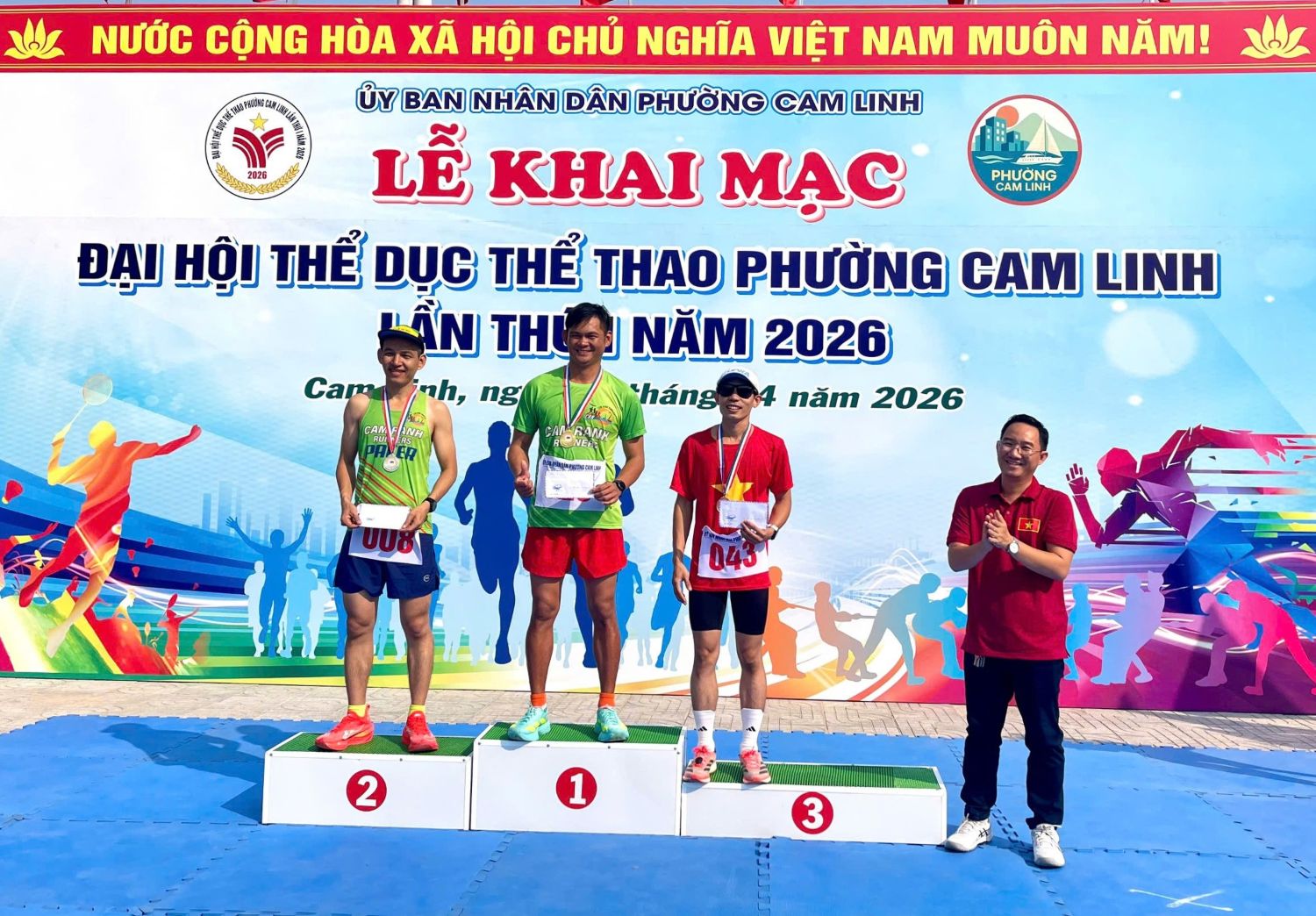 Ban tổ chức trao giải cho các vận động viên chạy việt dã xuất sắc.