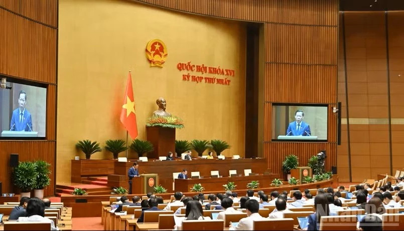 Quang cảnh phiên họp ở hội trường chiều 8-4. Ảnh: THỦY NGUYÊN