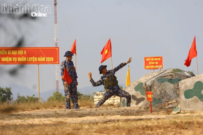 Lữ đoàn 957 tổ chức tập bắn đạn thật lần 2 và ném lựu đạn cho chiến sĩ mới