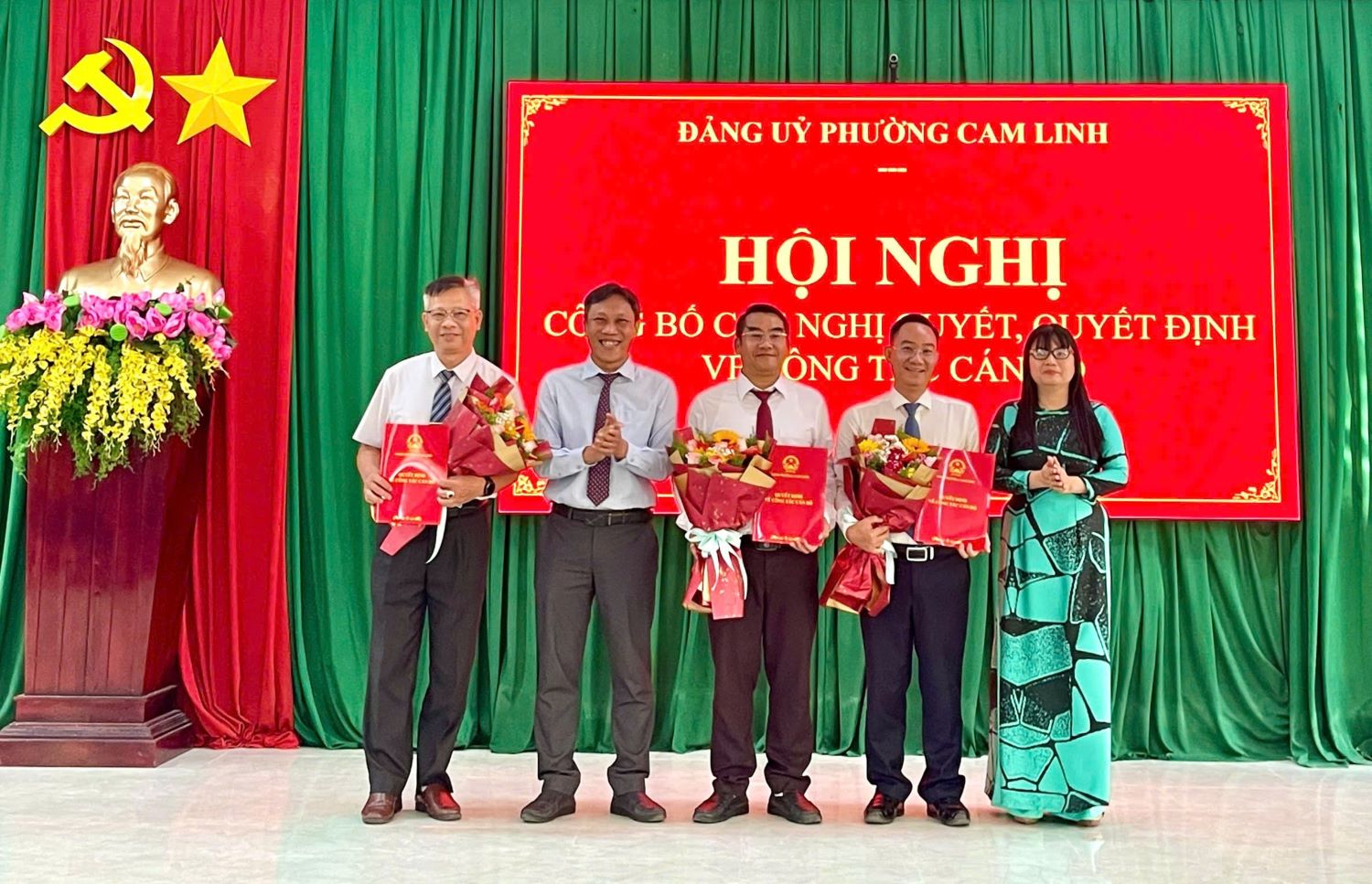 Chủ tịch và các Phó Chủ tịch UBND phường Cam Linh nhận quyết định tại hội nghị.
