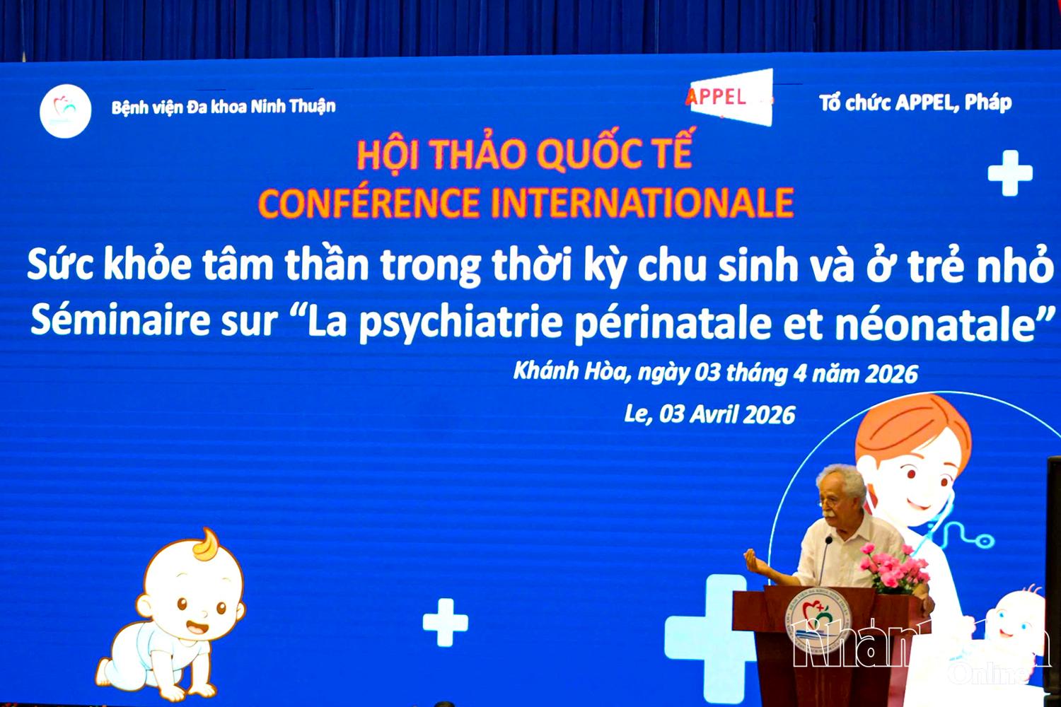 Chuyên gia Hội APPEL chia sẻ kiến thức về chăm sóc sức khỏe tâm thần cho trẻ em tại hội thảo khoa học diễn ra tại Bệnh viện Đa khoa Ninh Thuận.