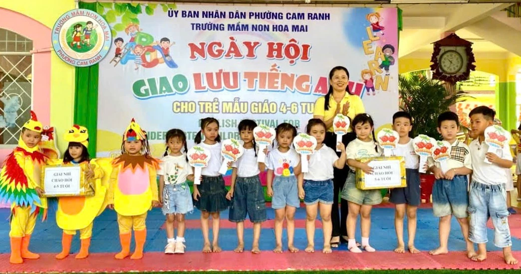 Ban Giám hiệu nhà trường trao giải cho các đội xuất sắc.