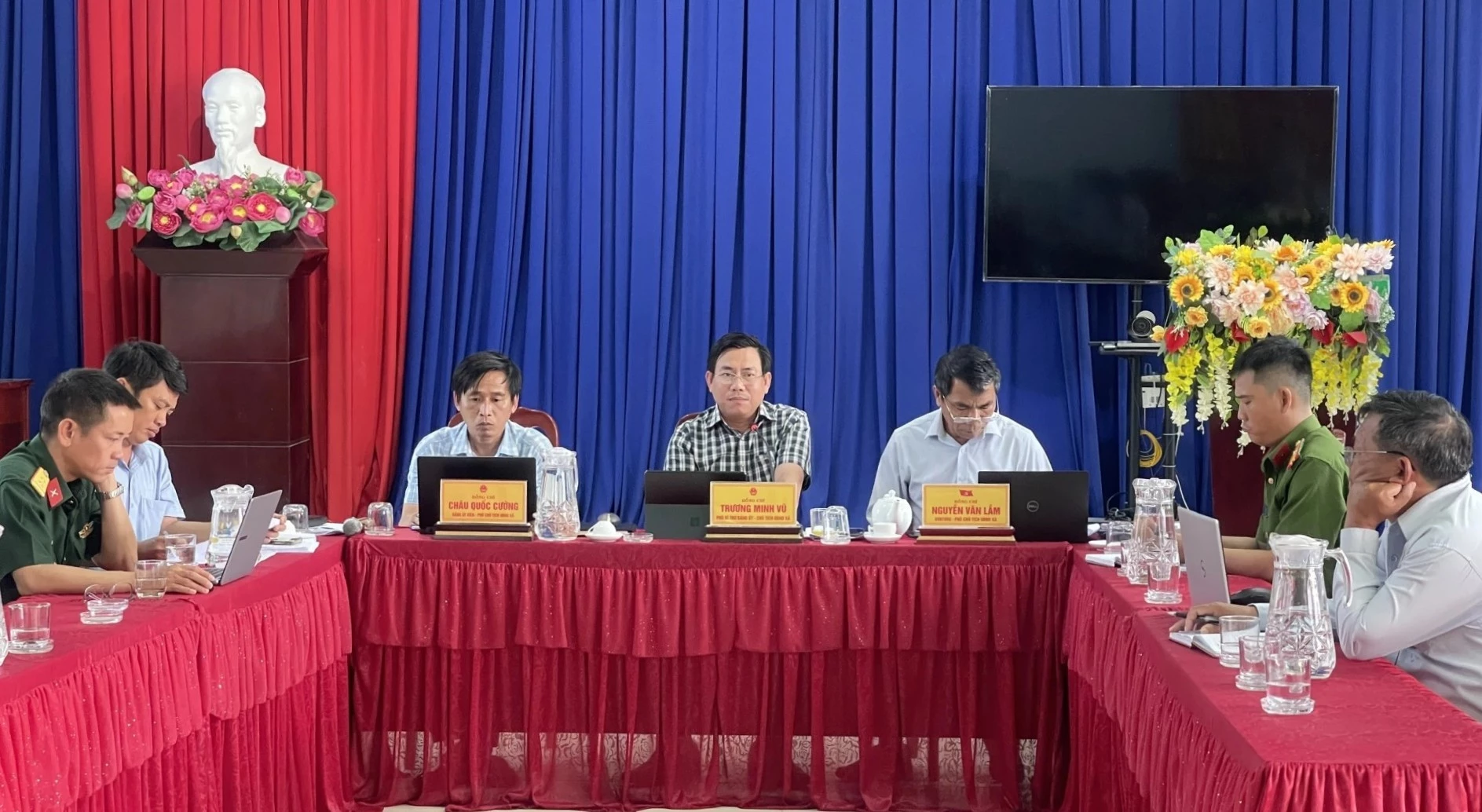 Quang cảnh cuộc họp.