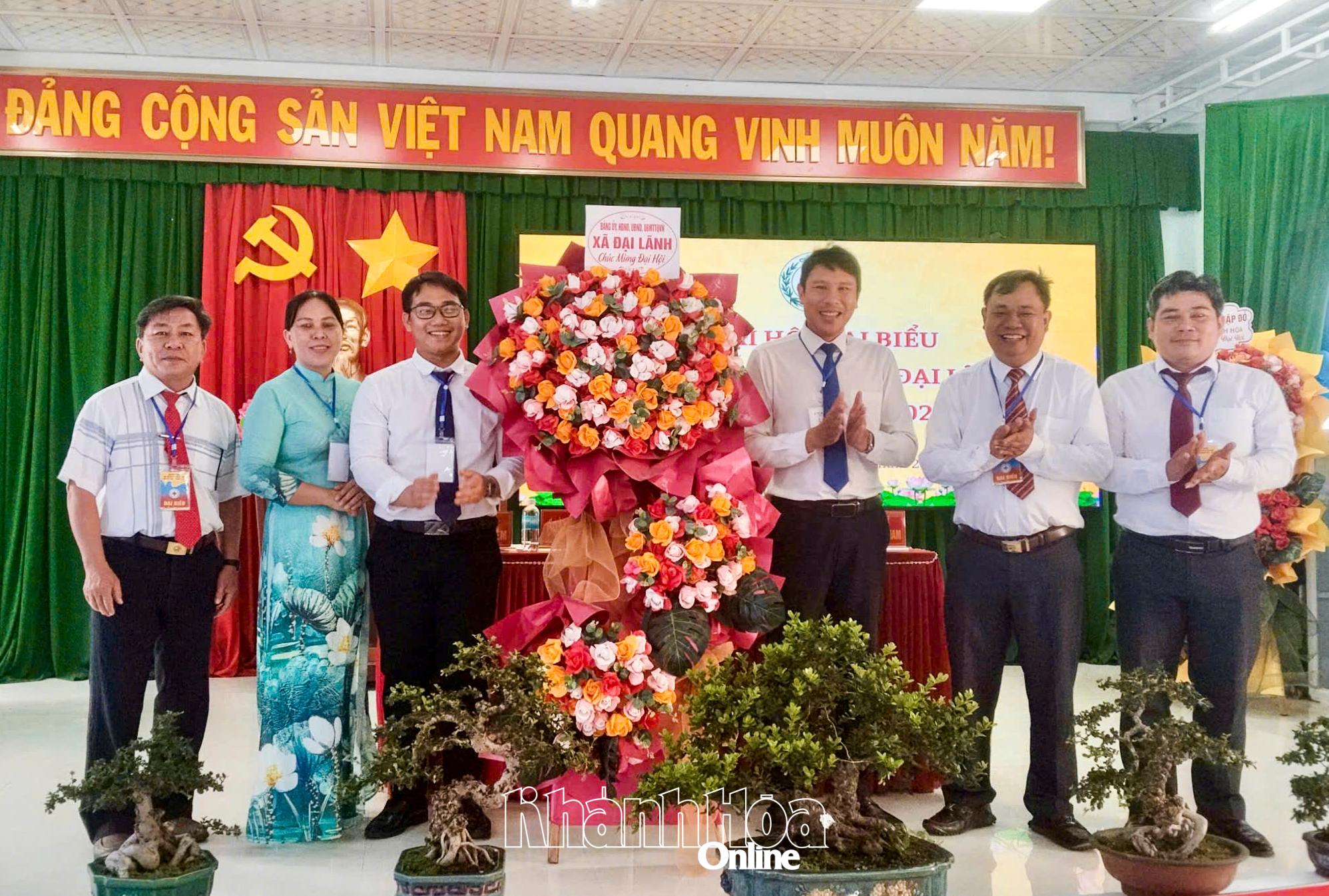Lãnh đạo xã Đại Lãnh tặng hoa chúc mừng Đại hội.