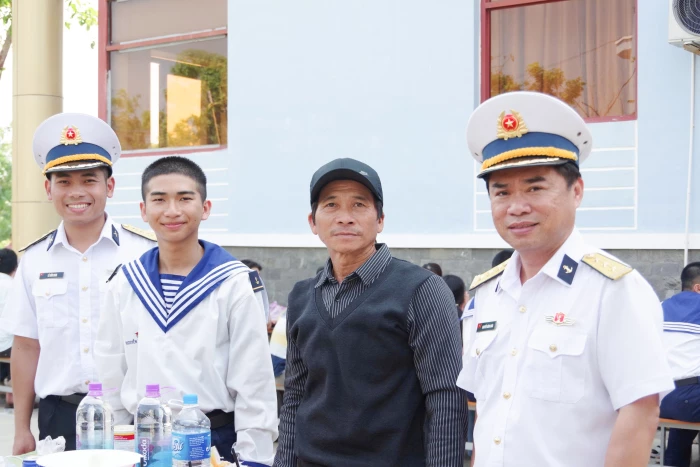 Trung tâm Huấn luyện Vùng 4 Hải quân tổ chức cho thân nhân thăm chiến sĩ mới
