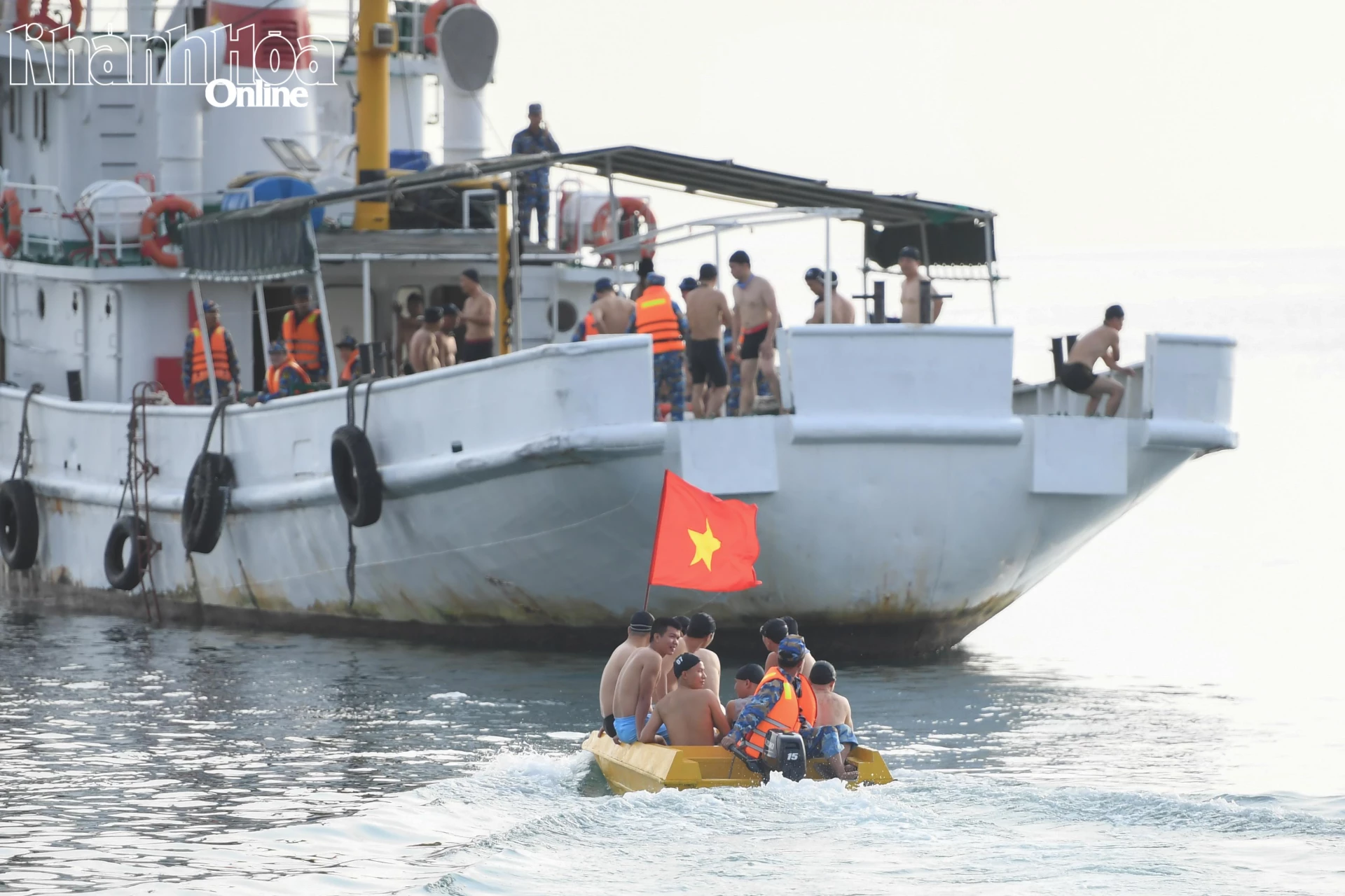 Các vận động viên được vận chuyển đến các vị trí xuất phát trên biển.