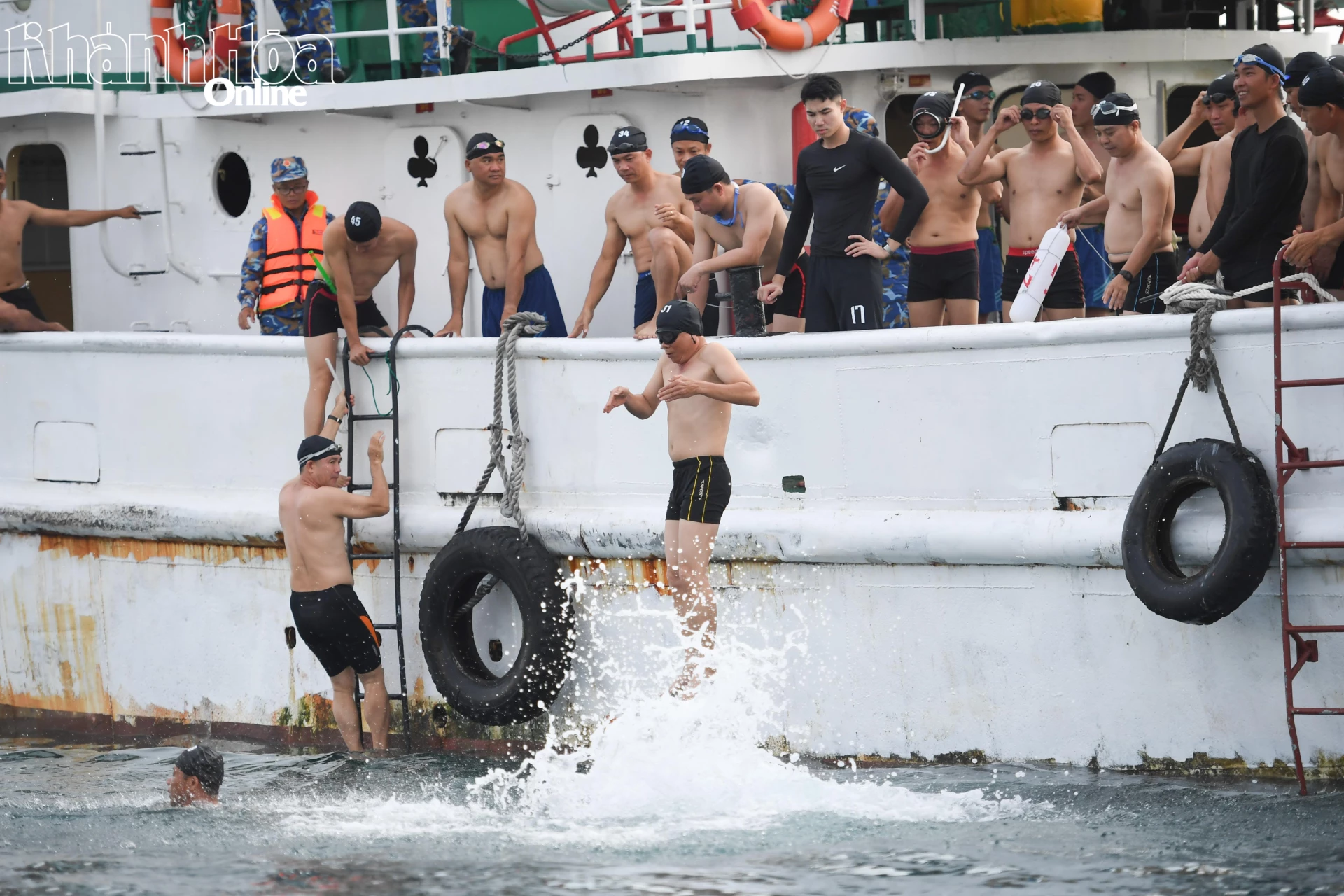 Tàu di chuyển đến vị trí xuất phát của cự ly 1.000m, các vận động viên bắt đầu xuống nước để thi tài.