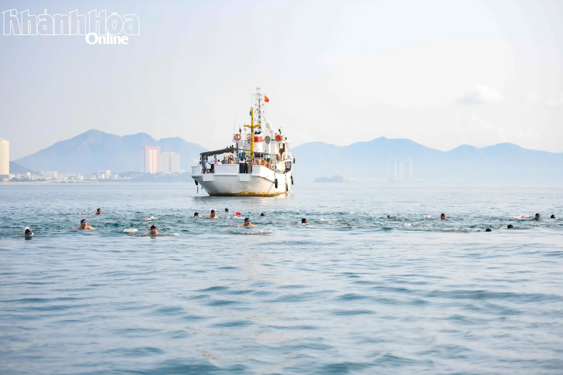 Các vận động viên cự ly 1.000m thi tài, đây là các cán bộ, giảng viên của học viện trên 45 tuổi.