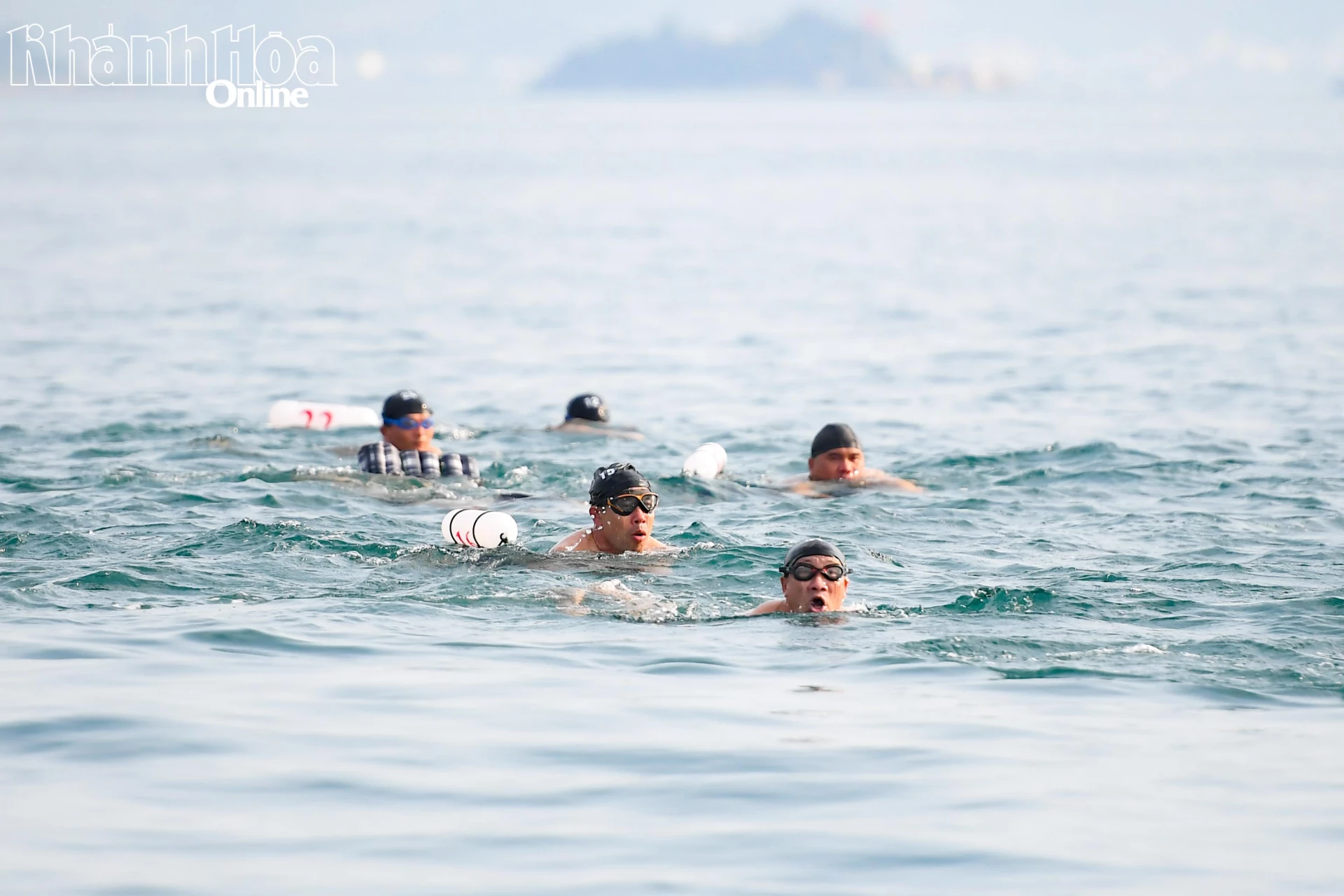 Các vận động viên sôi nổi thi tài.