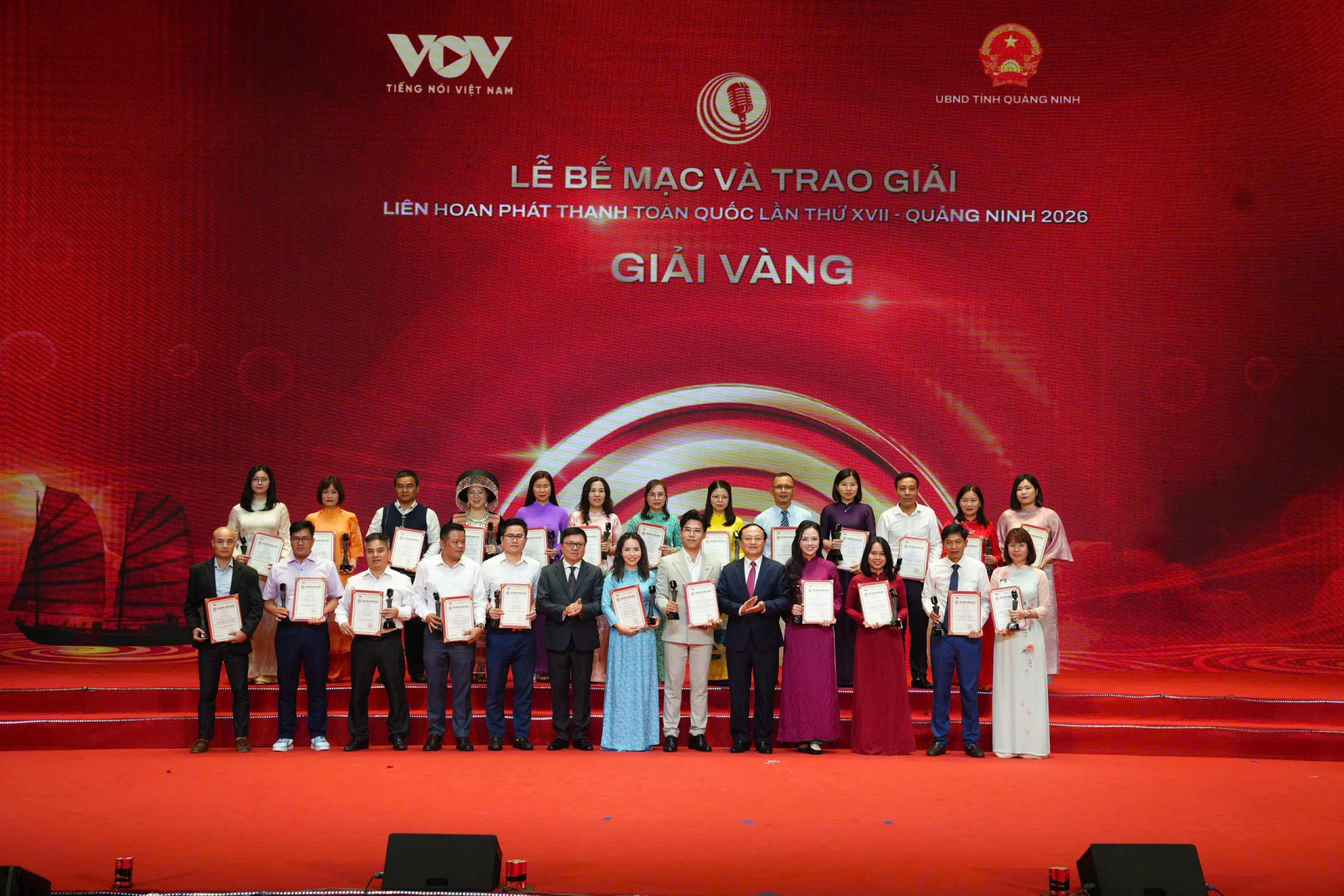 Ban tổ chức trao giải Vàng cho tác giả, nhóm tác giả tại Lễ Bế mạc và trao giải Liên hoan Phát thanh toàn quốc lần thứ 17 - Quảng Ninh 2026.