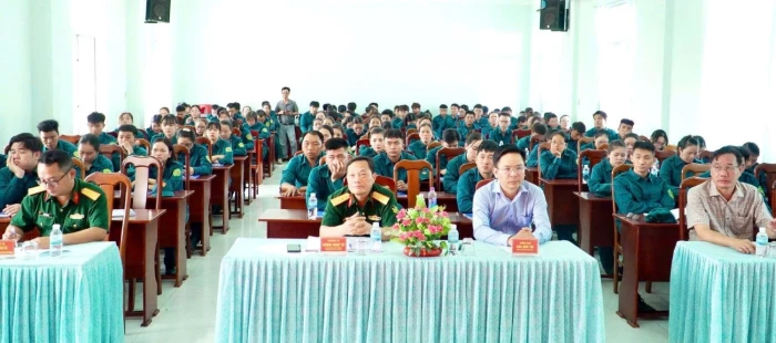 Phường Cam Ranh khai mạc khóa huấn luyện dân quân tại chỗ năm 2026