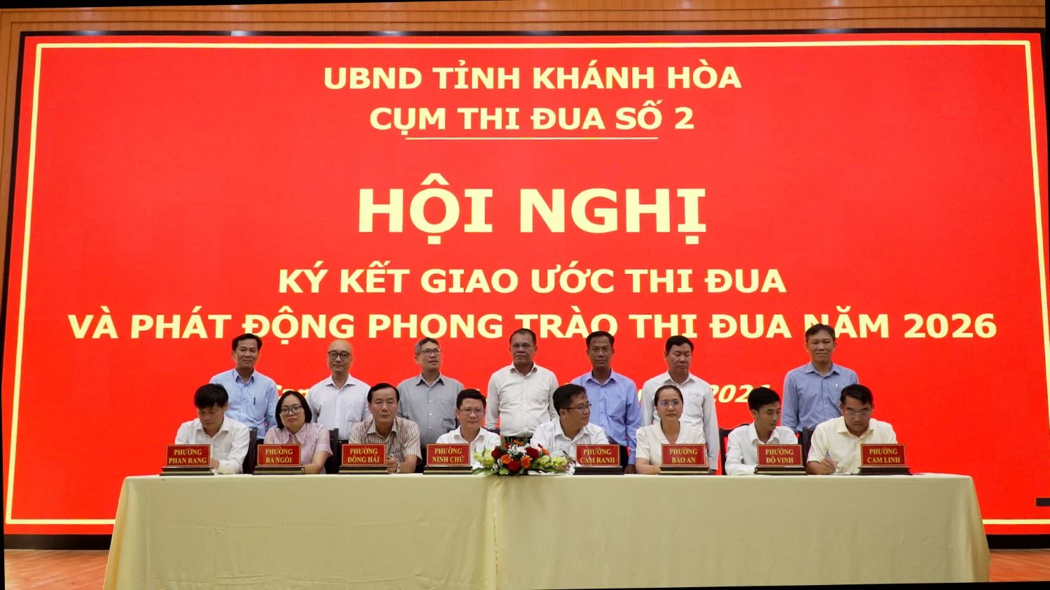 Đại diện các đơn vị ký kết giao ước thi đua năm 2026.