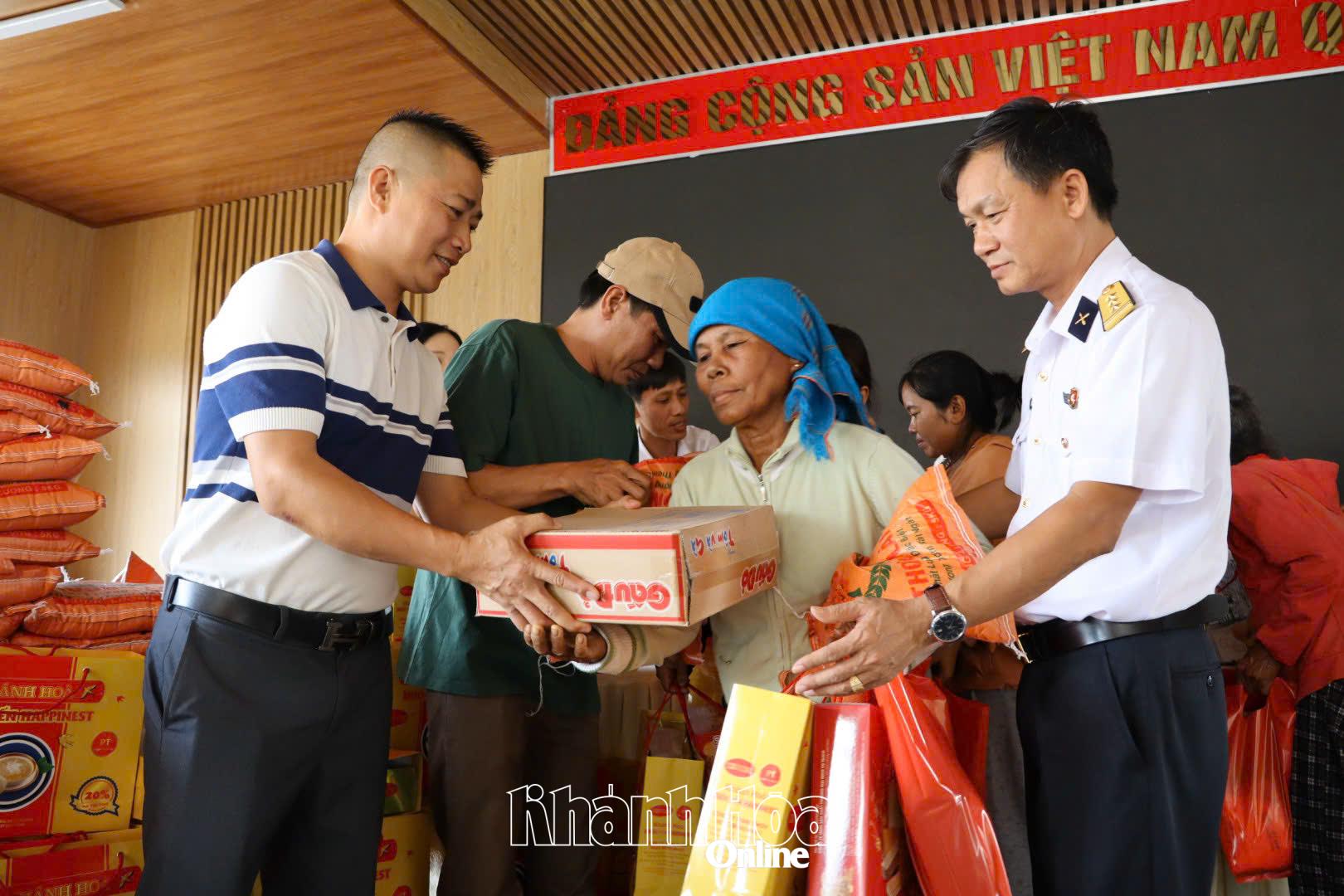 Đại diện đoàn công tác trao quà cho người dân