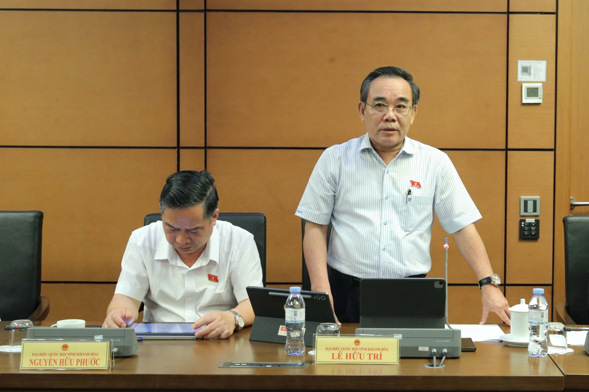 Phó Trưởng đoàn chuyên trách Đoàn ĐBQH tỉnh Khánh Hòa Lê Hữu Trí phát biểu thảo luận