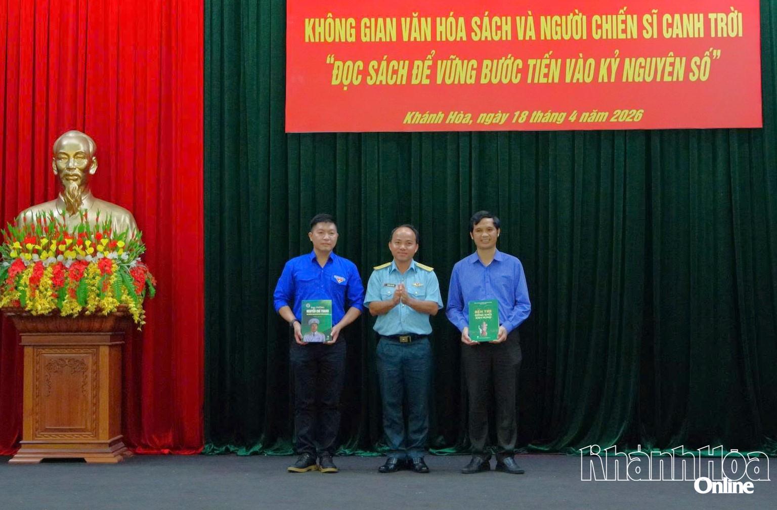 Thượng tá Trương Công Pháp tặng sách cho các đơn vị kết nghĩa.