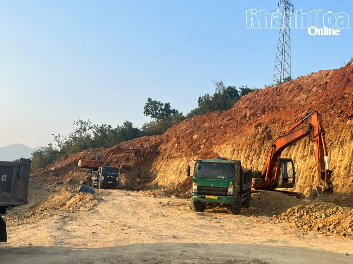 Vụ khai thác, vận chuyển đất trái phép tại xã Diên Lạc: Cơ quan điều tra đang làm rõ dấu hiệu vi phạm