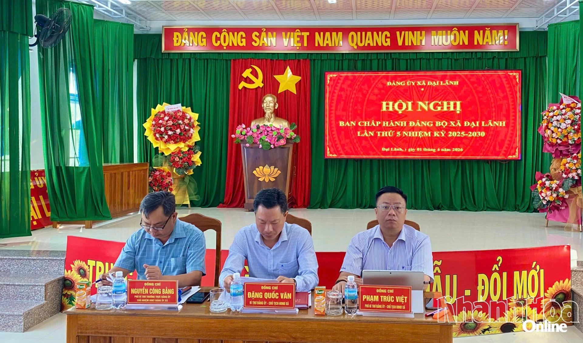 Các đồng chí chủ trì hội nghị.