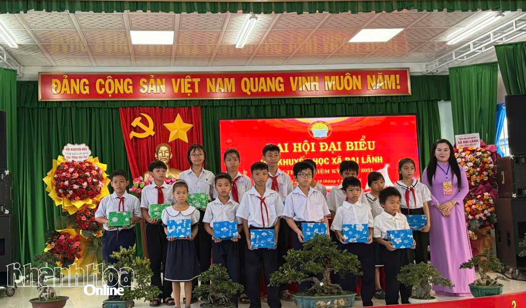 Hội Khuyến học xã tặng quà cho các em học sinh có hoàn cảnh khó khăn, vươn lên trong học tập