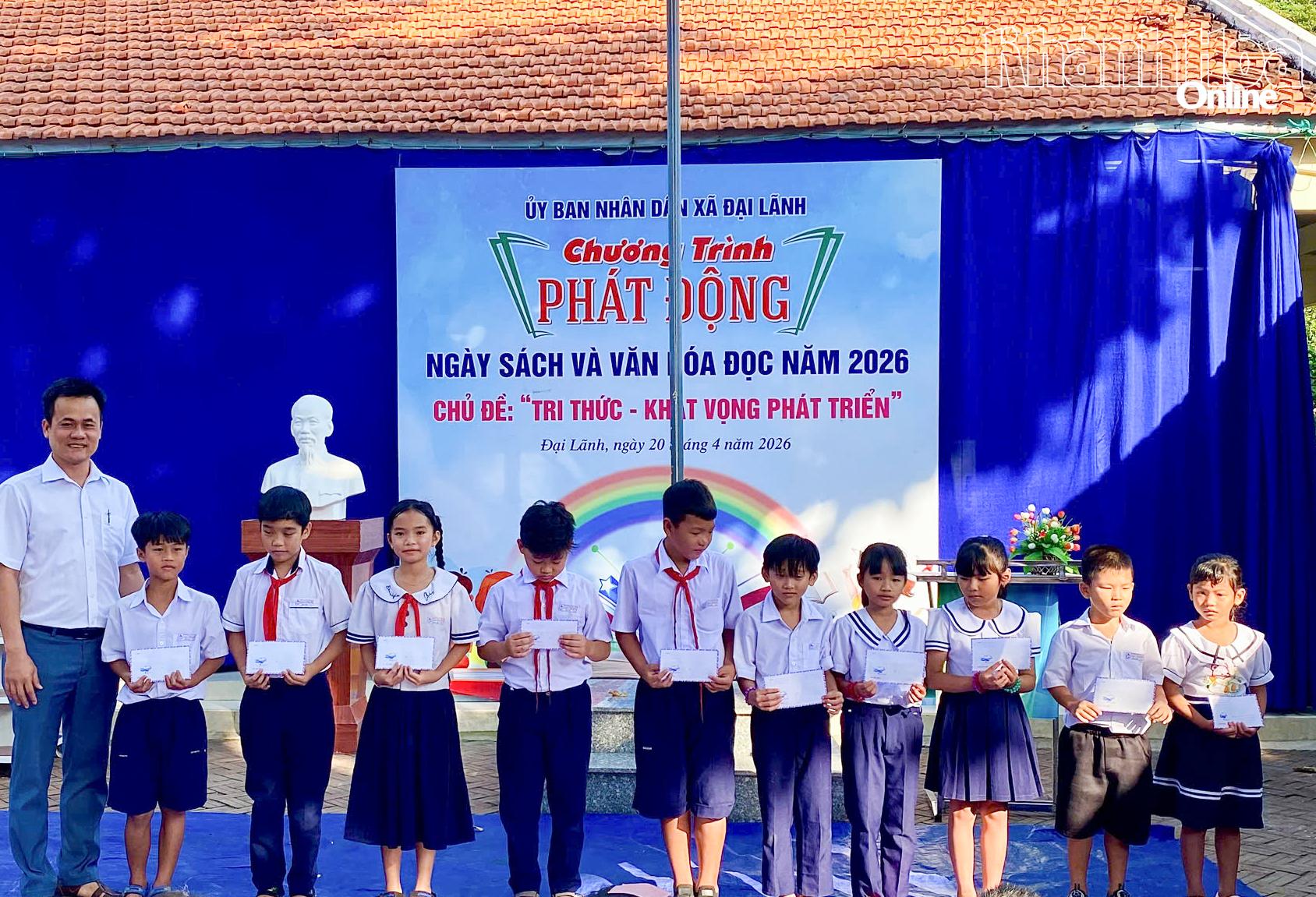 Lãnh đạo UBND xã Đại Lãnh tặng quà cho các em học sinh.