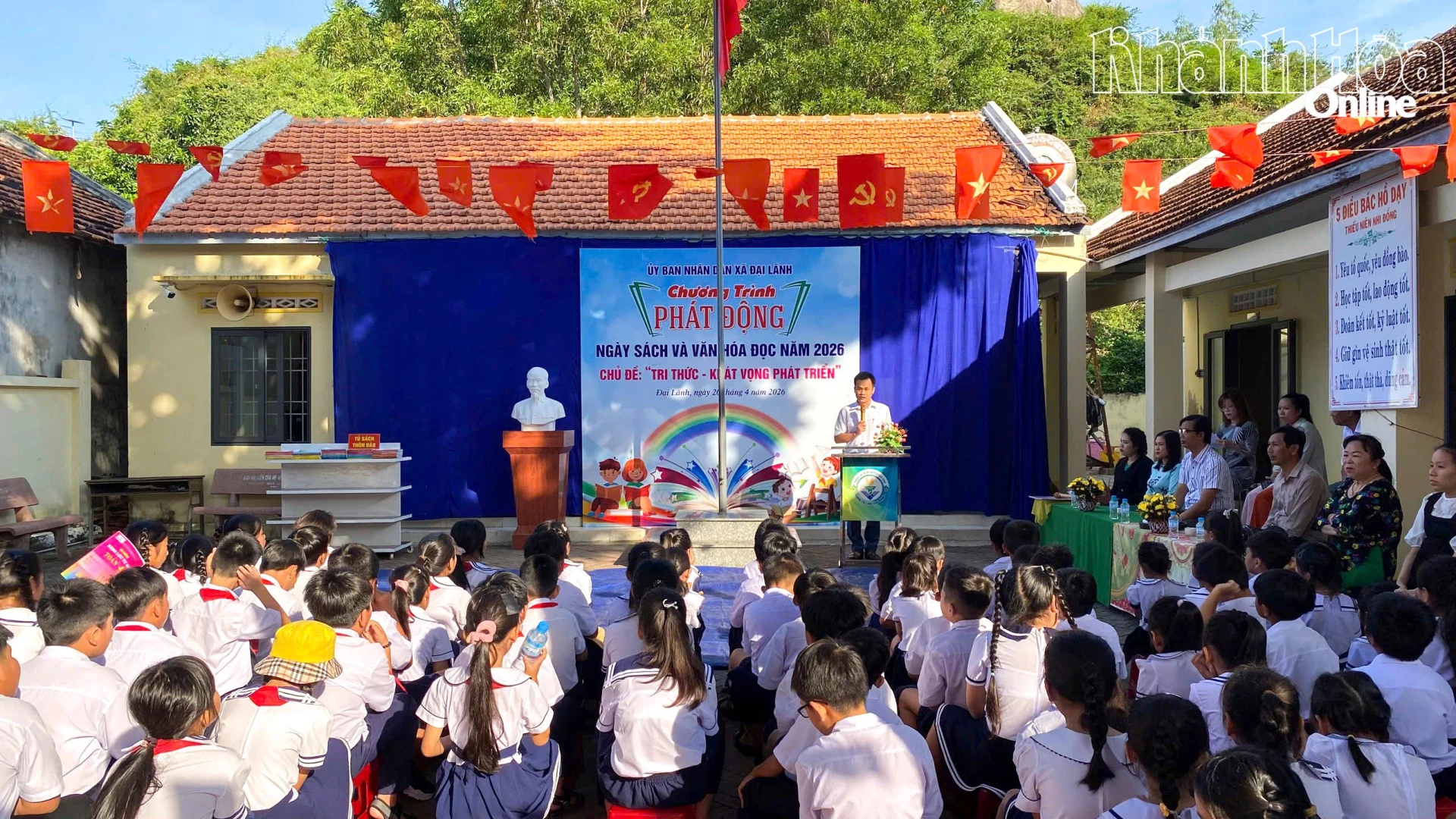 Quang cảnh buổi phát động Ngày sách và văn hóa đọc tại điểm trường thôn đảo Khải Lương.