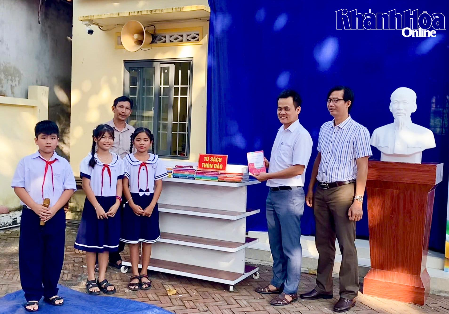 Lãnh đạo UBND xã Đại Lãnh trao tặng tủ sách cho điểm trường.