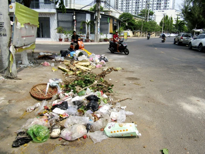 Đổ rác thải bừa bãi ra đường