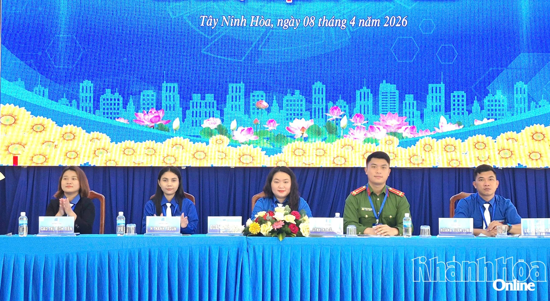 Đoàn chủ tịch điều hành đại hội.