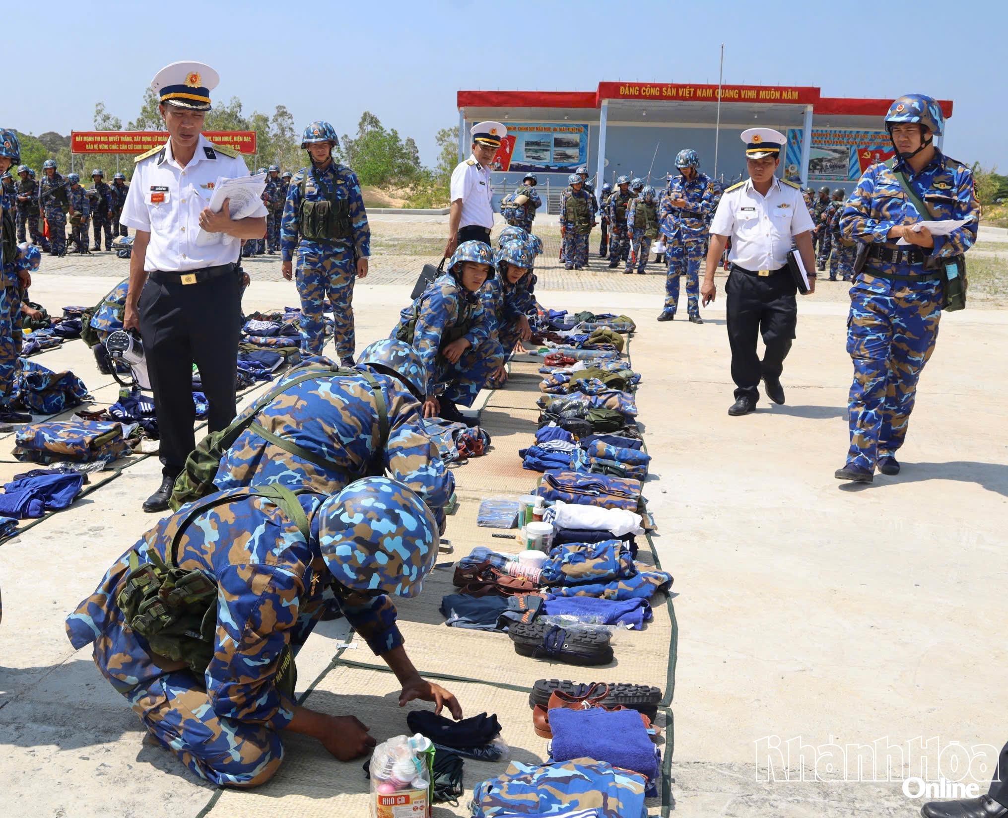 Đoàn công tác kiểm tra quân tư trang của bộ đội