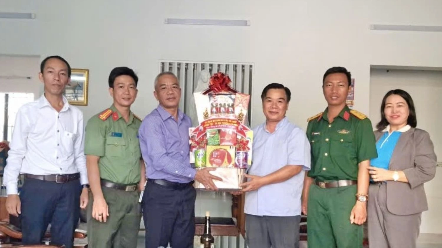 Lãnh đạo Ủy ban MTTQ Việt Nam phường Ba Ngòi thăm, chúc mừng Giáo xứ Phú Nhơn.