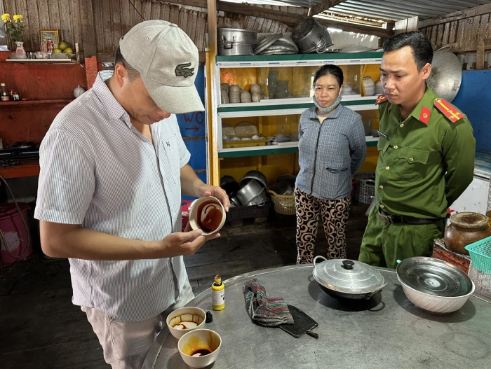Xã Nam Cam Ranh kiểm tra an toàn thực phẩm tại các cơ sở kinh doanh ăn uống