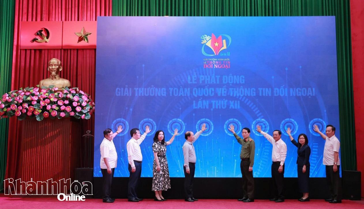 ác đại biểu thực hiện nghi thức Lễ phát động Giải thưởng toàn quốc về thông tin đối ngoại lần thứ XII, năm 2026. Ảnh: Trọng Tín