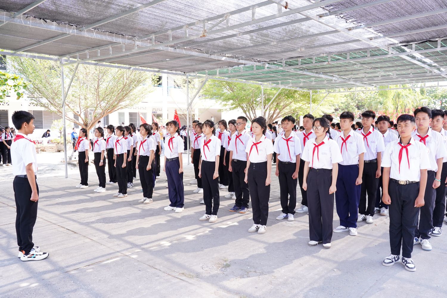 Một đội thực hiện phần thi đội hình hàng ngang và động tác tại chỗ.