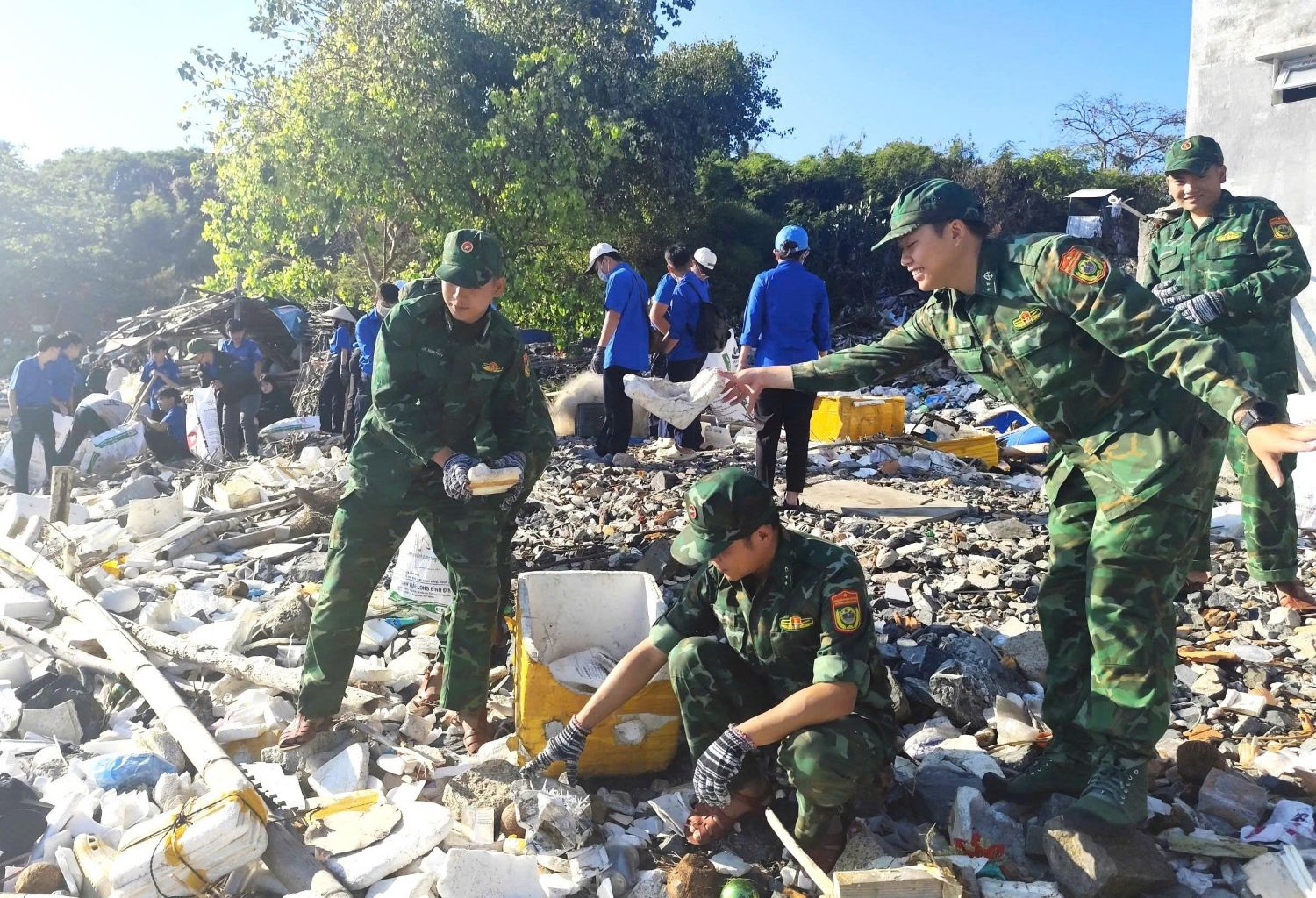 Chi đoàn Đồn Biên phòng Cửa khẩu cảng Nha Trang phối hợp ra quân tổng dọn vệ sinh khu vực bãi biển dân sinh thuộc TDP Tây Hải phường Nha Trang.