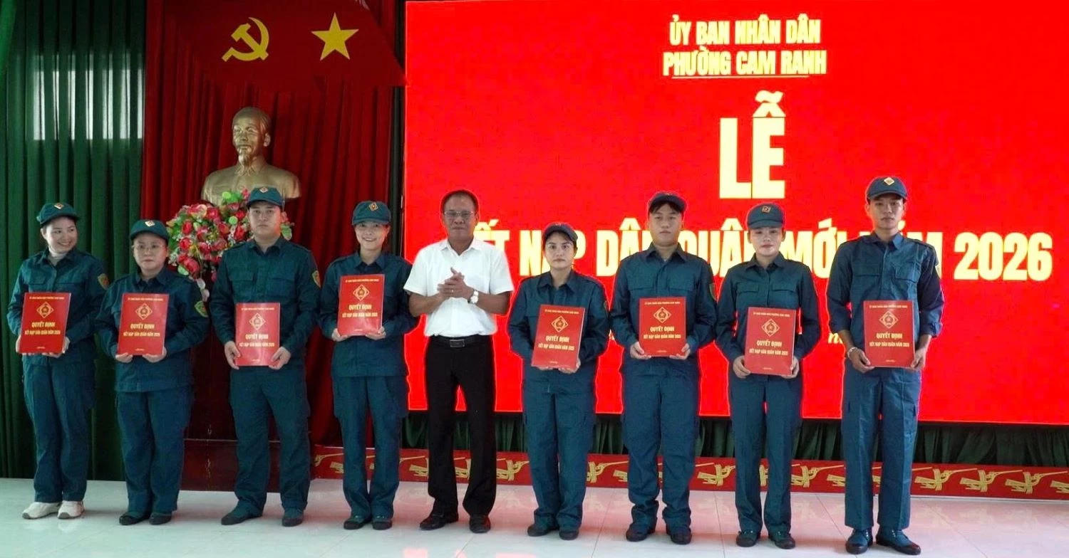 Lãnh đạo Đảng ủy phường Cam Ranh trao quyết định kết nạp dân quân mới.