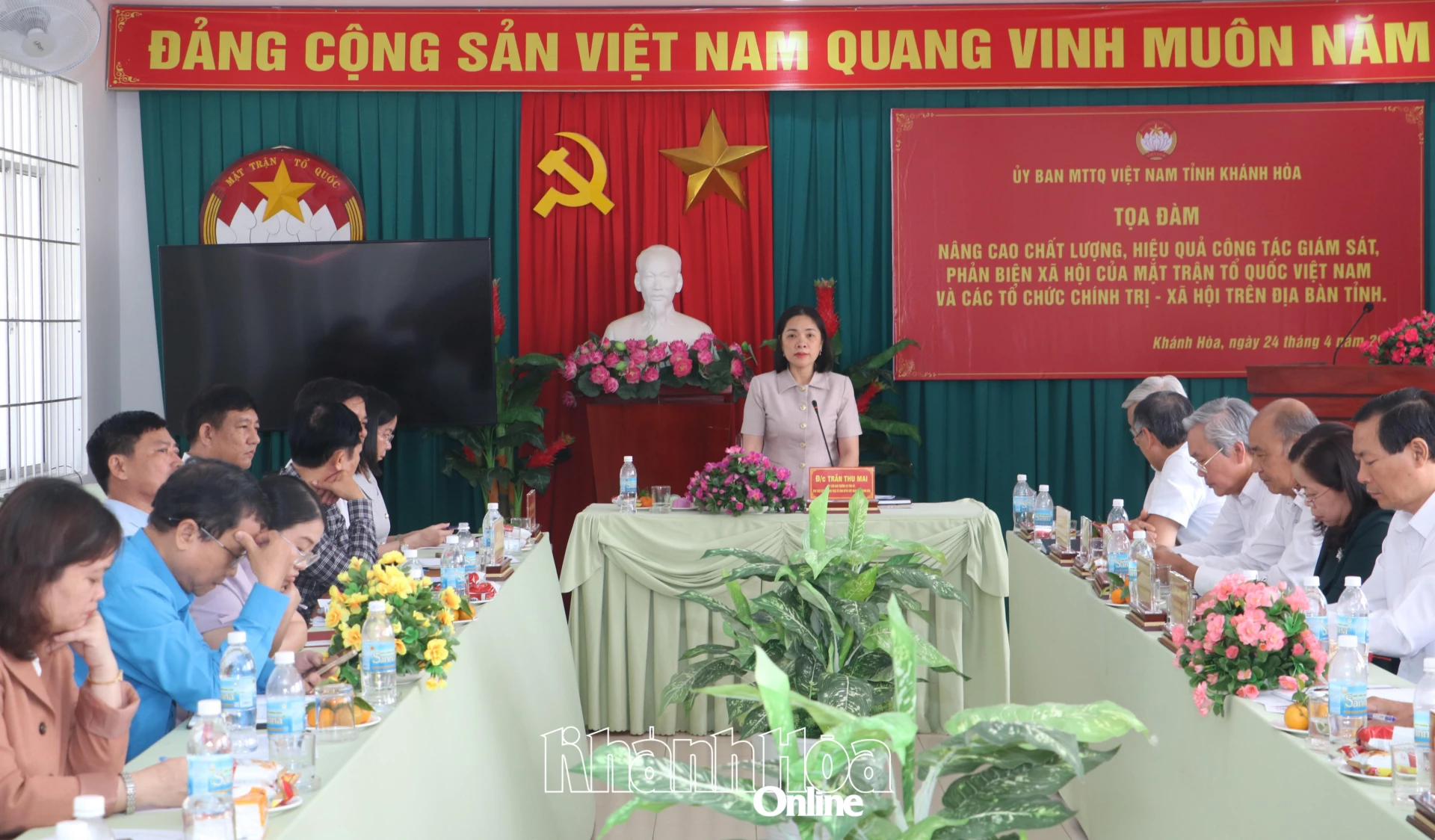 Đồng chí Trần Thu Mai phát biểu tại buổi tọa đàm