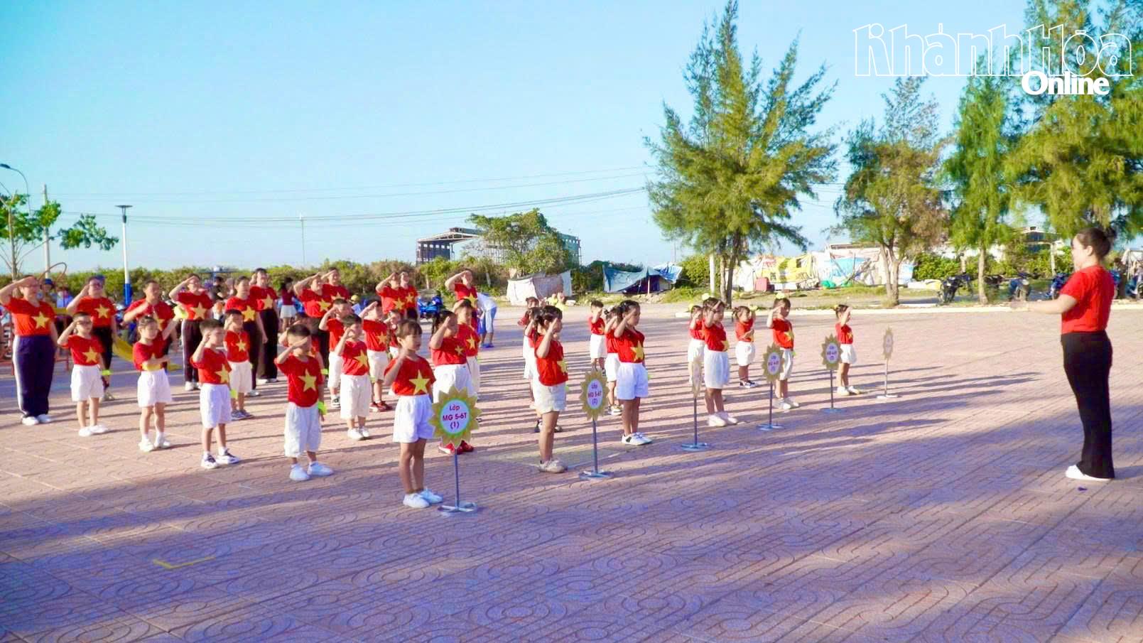 Cô và các bé đồng diễn thể dục nhịp điệu tại ngày hội.