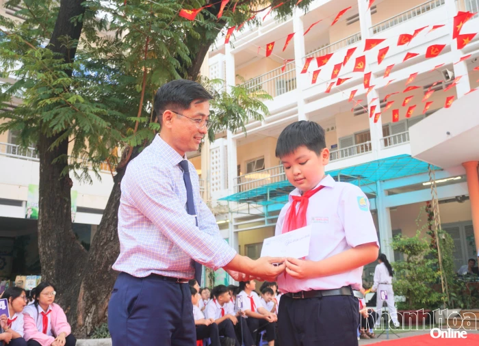 Trường THCS Nguyễn Hiền trao giải cuộc thi thiết kế bìa sách