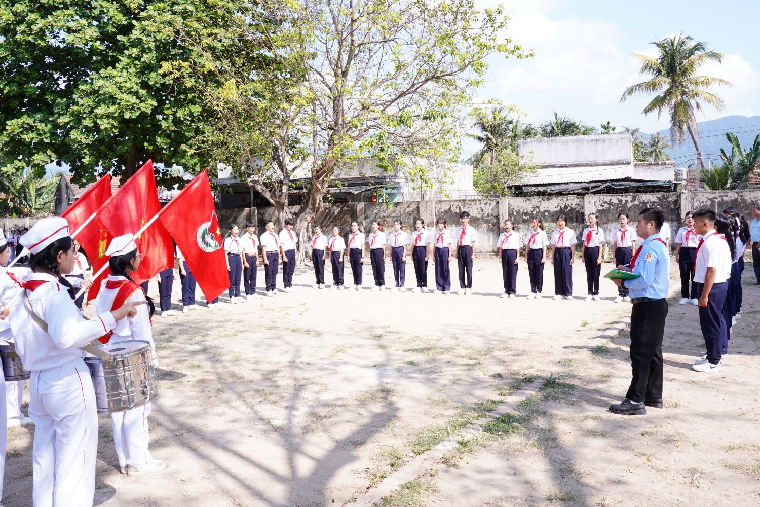 Một đội thực hiện phần thi nội dung đội hình chữ U và nghi lễ Đội.