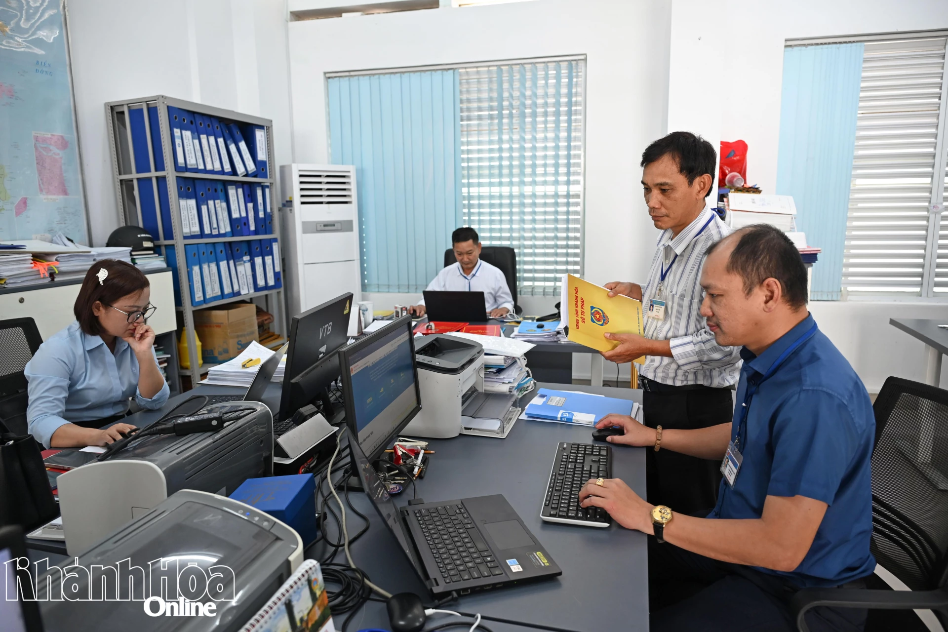 Công chức Sở Tư pháp đăng nhập phần mềm thu thập thông tin phiếu hành chính để cung cấp thông tin.