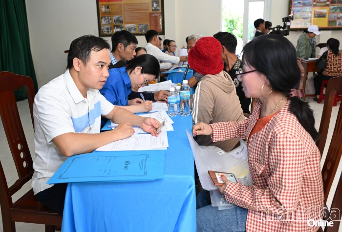 Ra đảo làm thủ tục cấp sổ đỏ cho dân