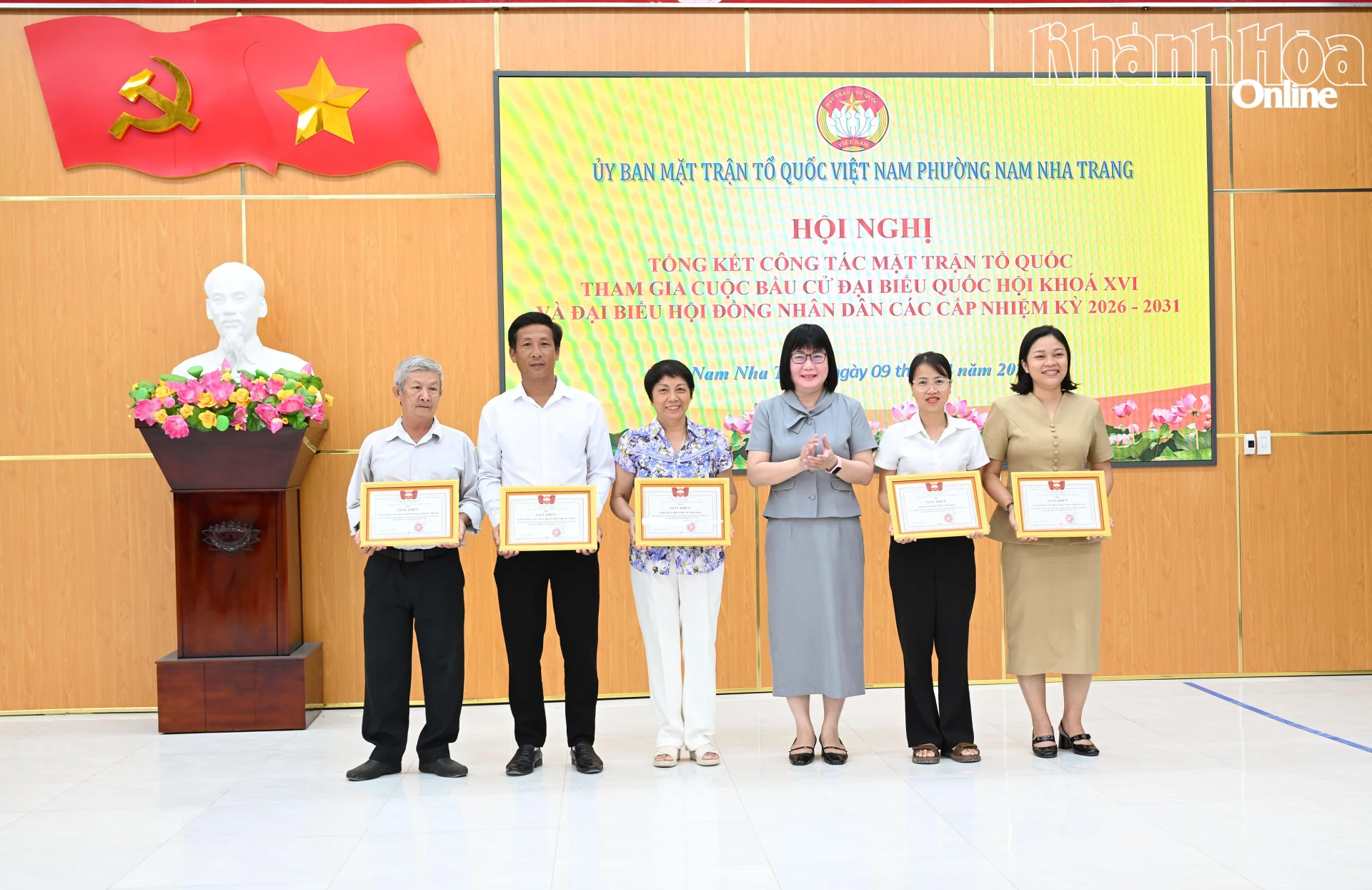 Phó Bí thư Thường trực Đảng ủy phường Lê Thị Huyên trao giấy khen cho các tập thể.