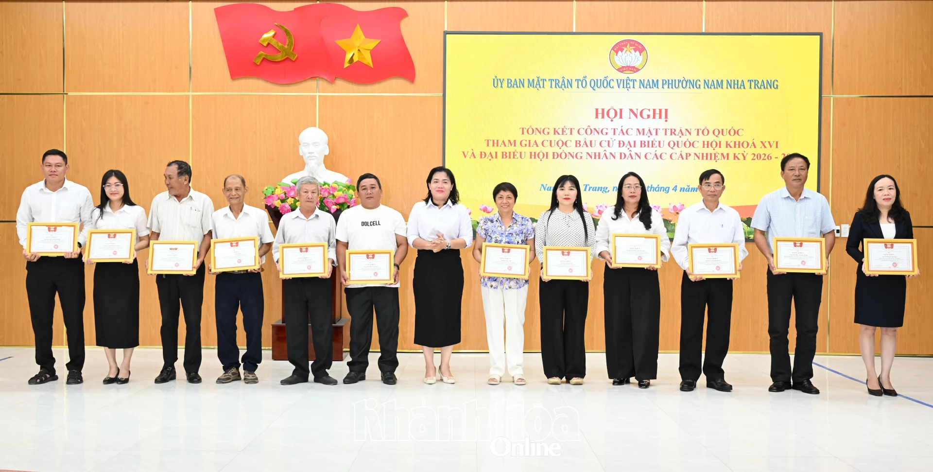 Lãnh đạo Ủy ban MTTQ Việt Nam phường trao giấy khen cho các cá nhân.