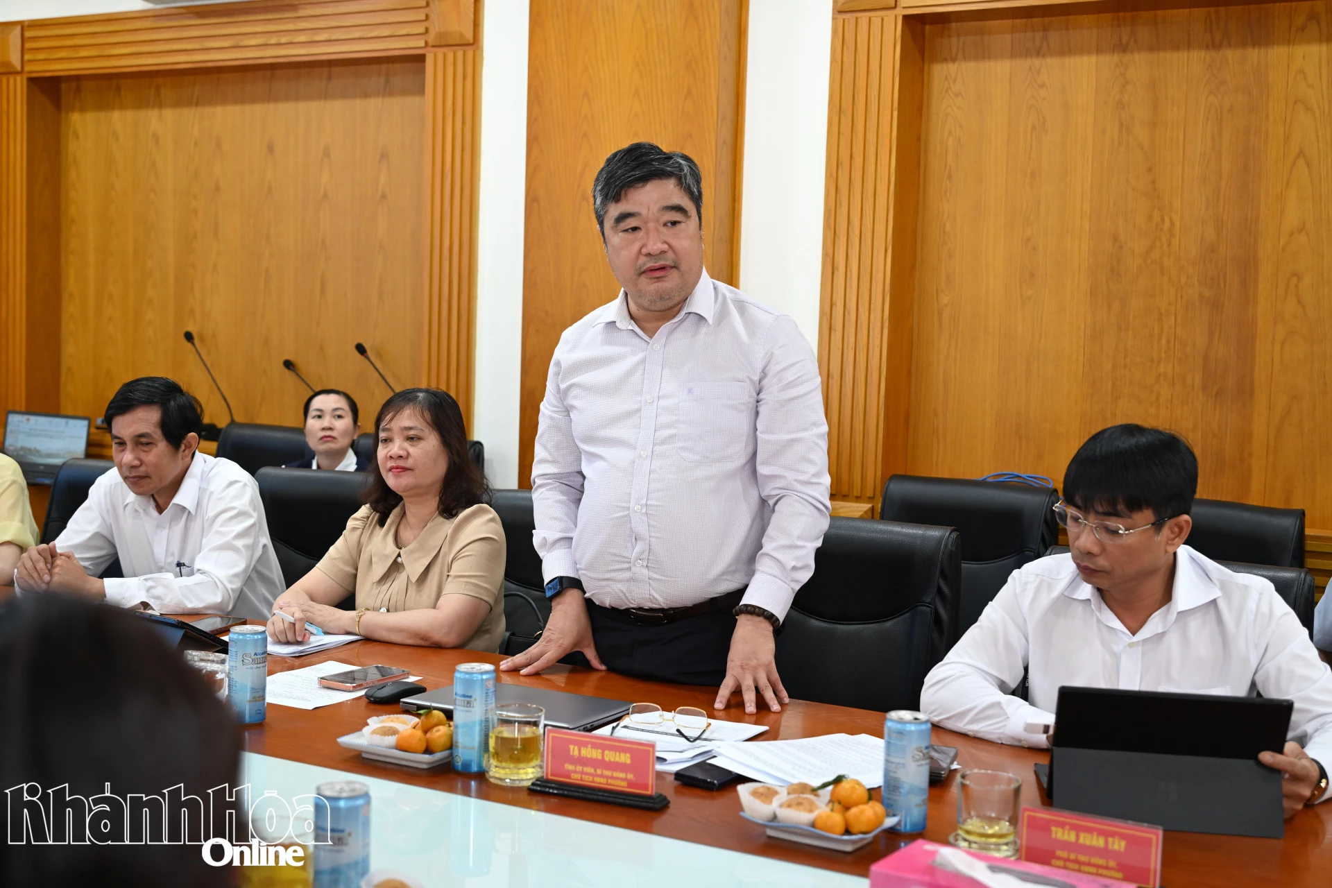 Ông Tạ Hồng Quang - Bí thư Đảng ủy, Chủ tịch HĐND phường phát biểu.