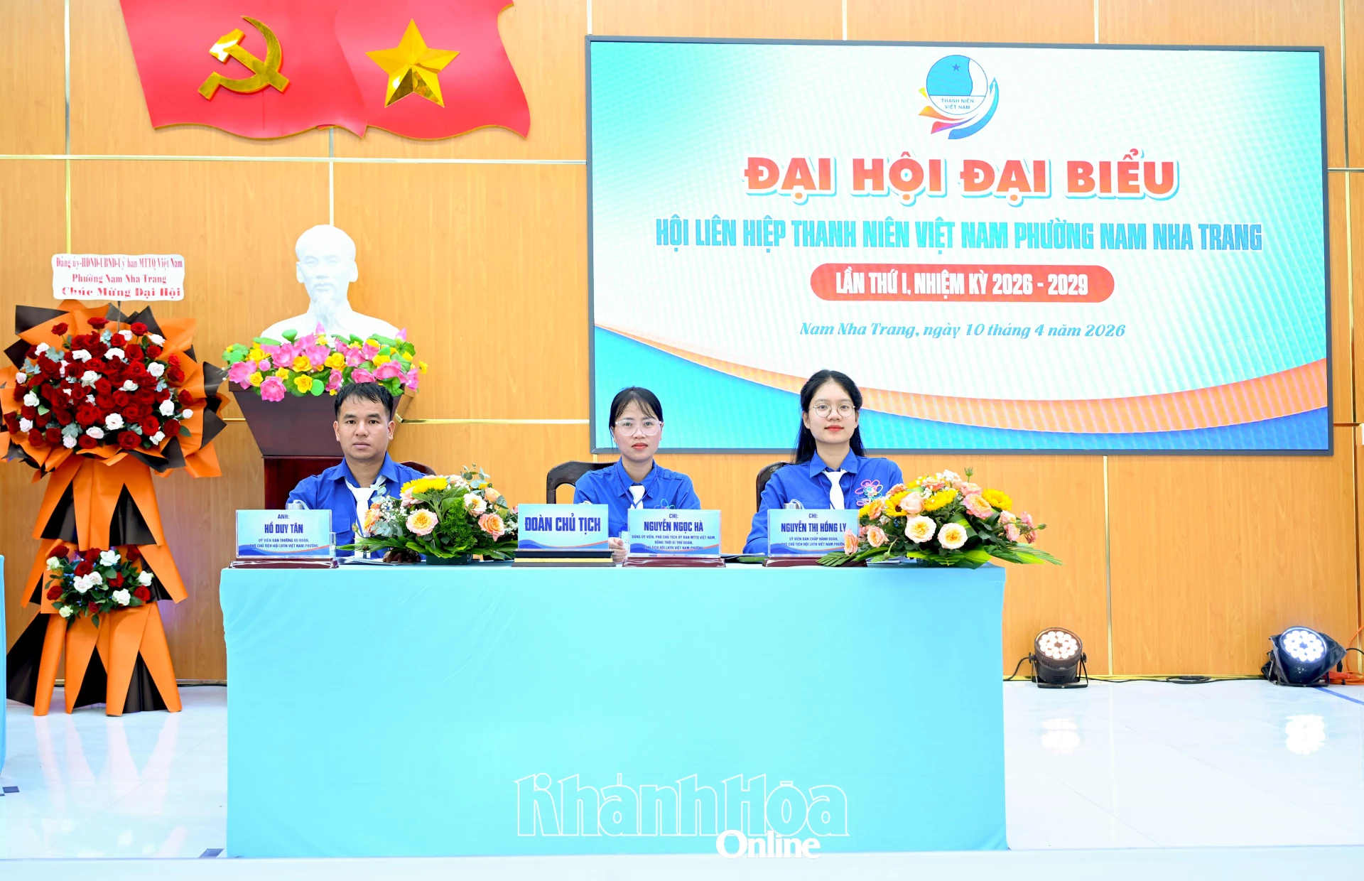 Đoàn chủ tịch điều hành đại hội.