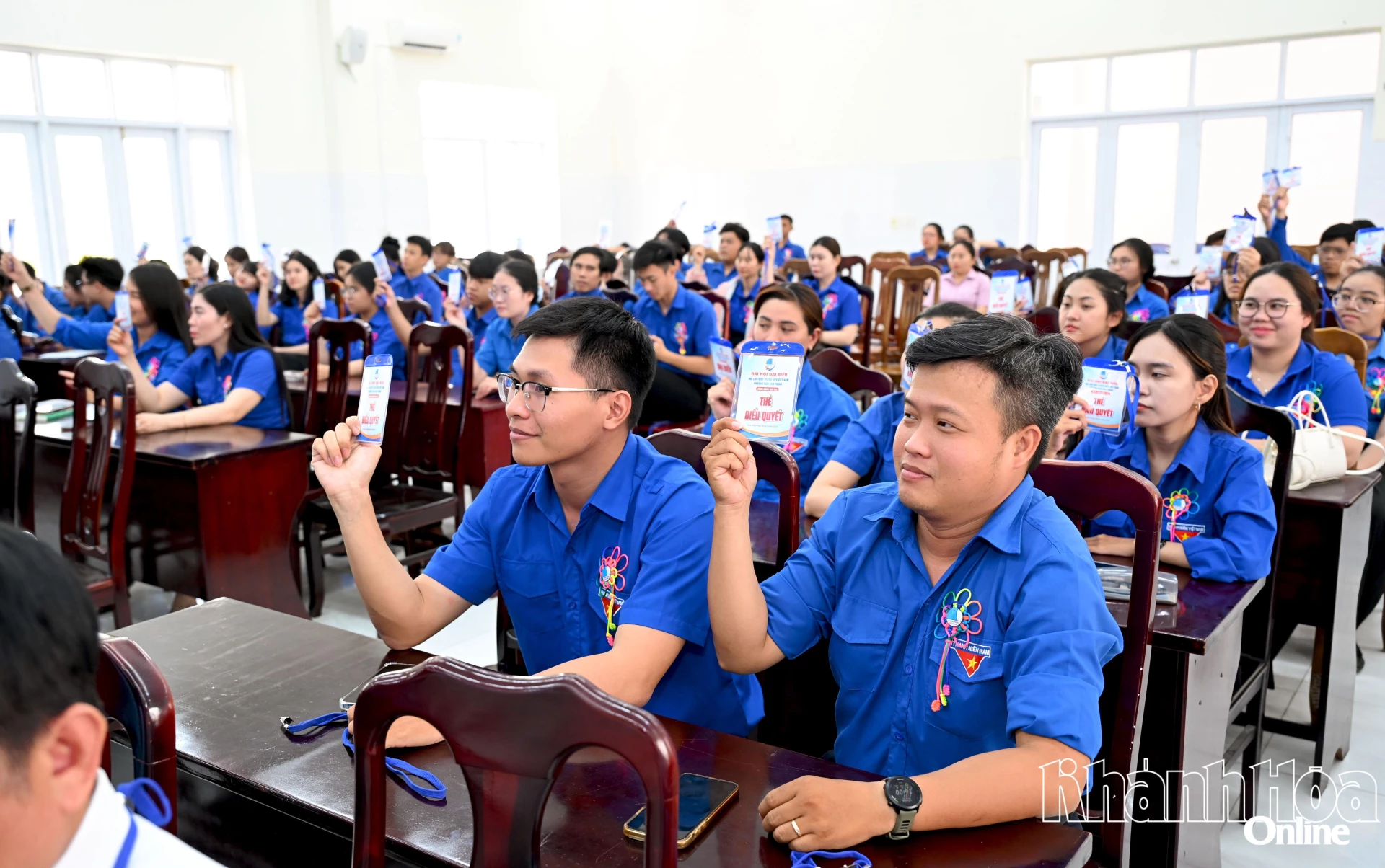 Các đại biểu biểu quyết thông qua Nghị quyết Đại hội.