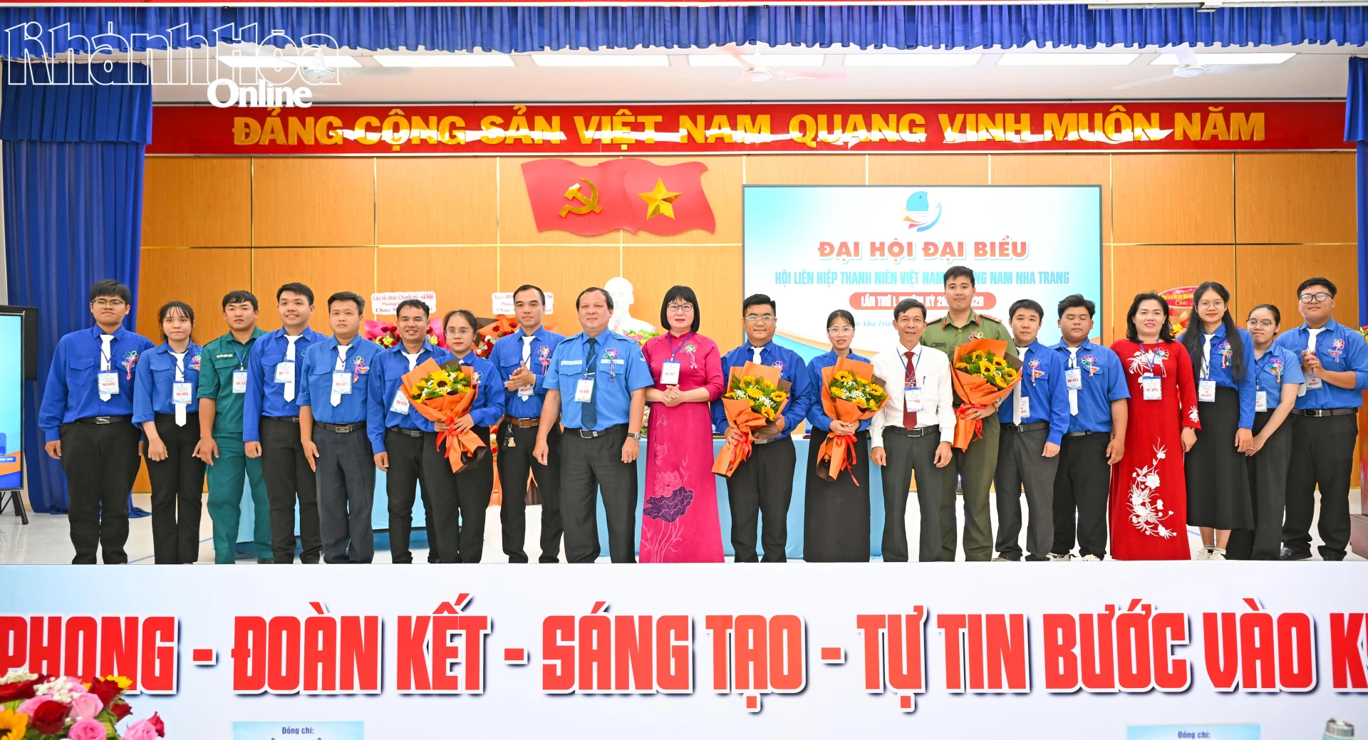Lãnh đạo phường tặng hoa chúc mừng Ủy ban Hội LHTN Việt Nam phường Nam Nha Trang khóa I, nhiệm kỳ 2026 - 2029.