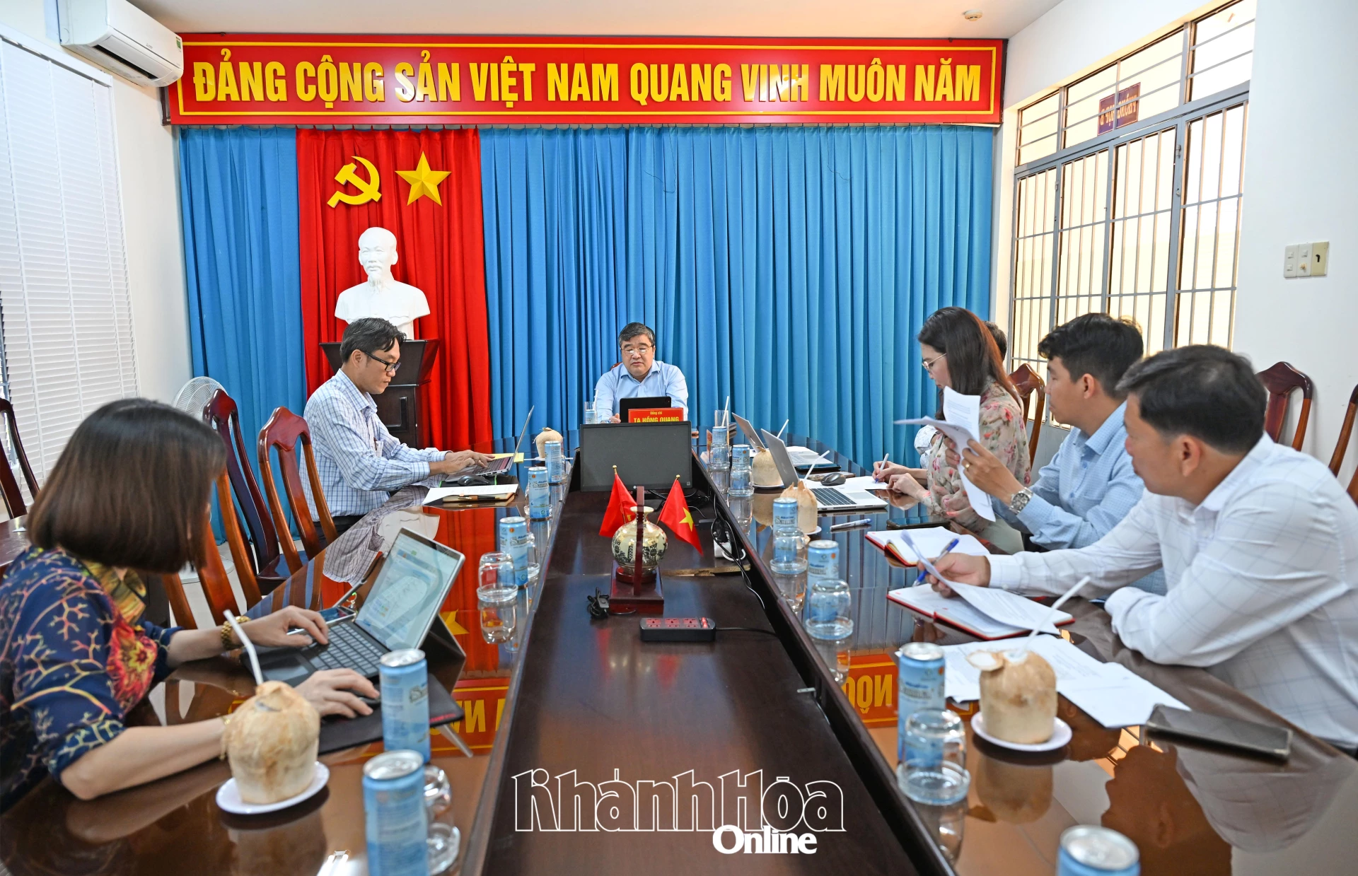 Quang cảnh cuộc họp.