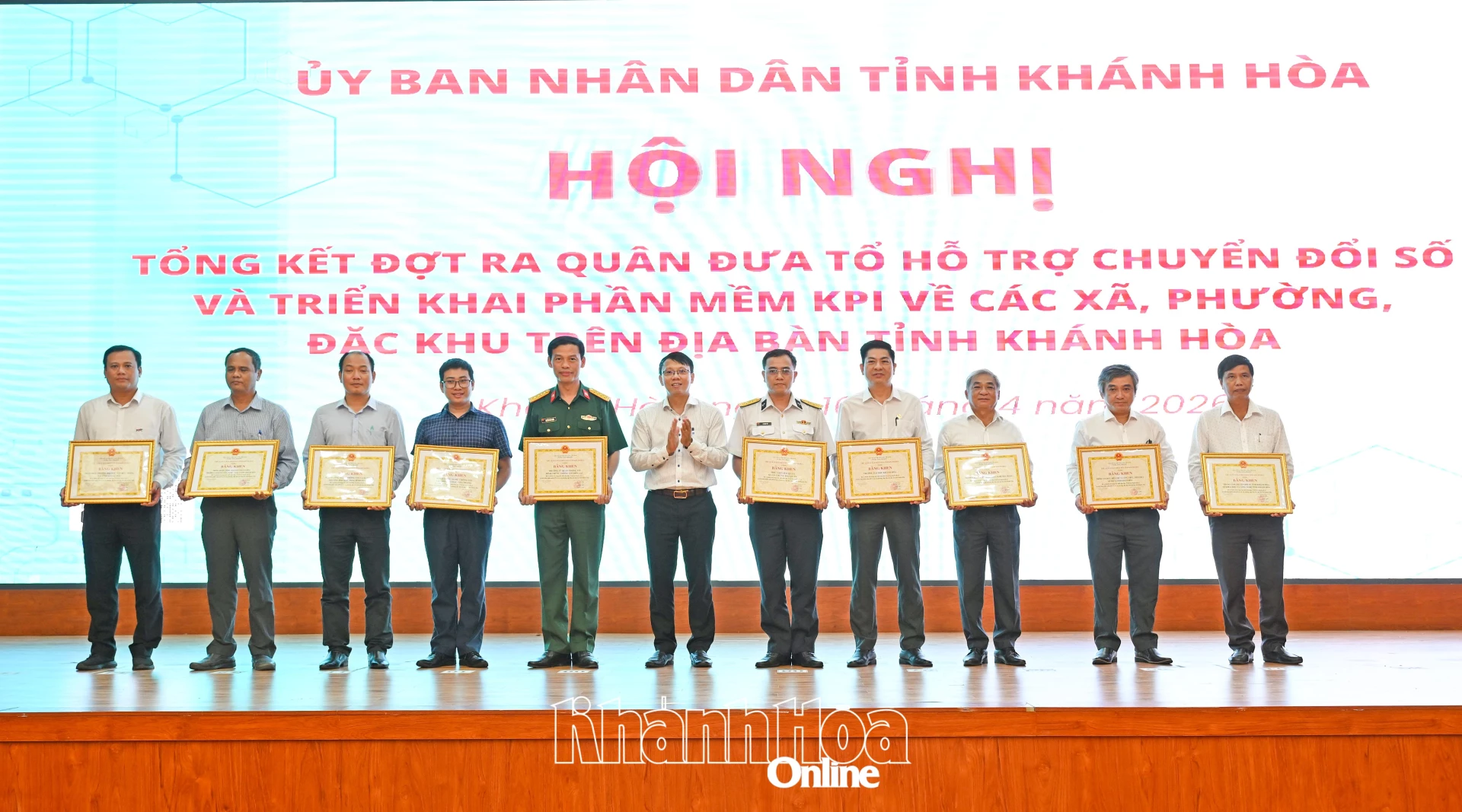 Phó Chủ tịch UBND tỉnh Nguyễn Thanh Hà trao bằng khen cho các tập thể.